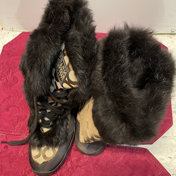 Coach boots with fur Around them - Picture 2 of 6